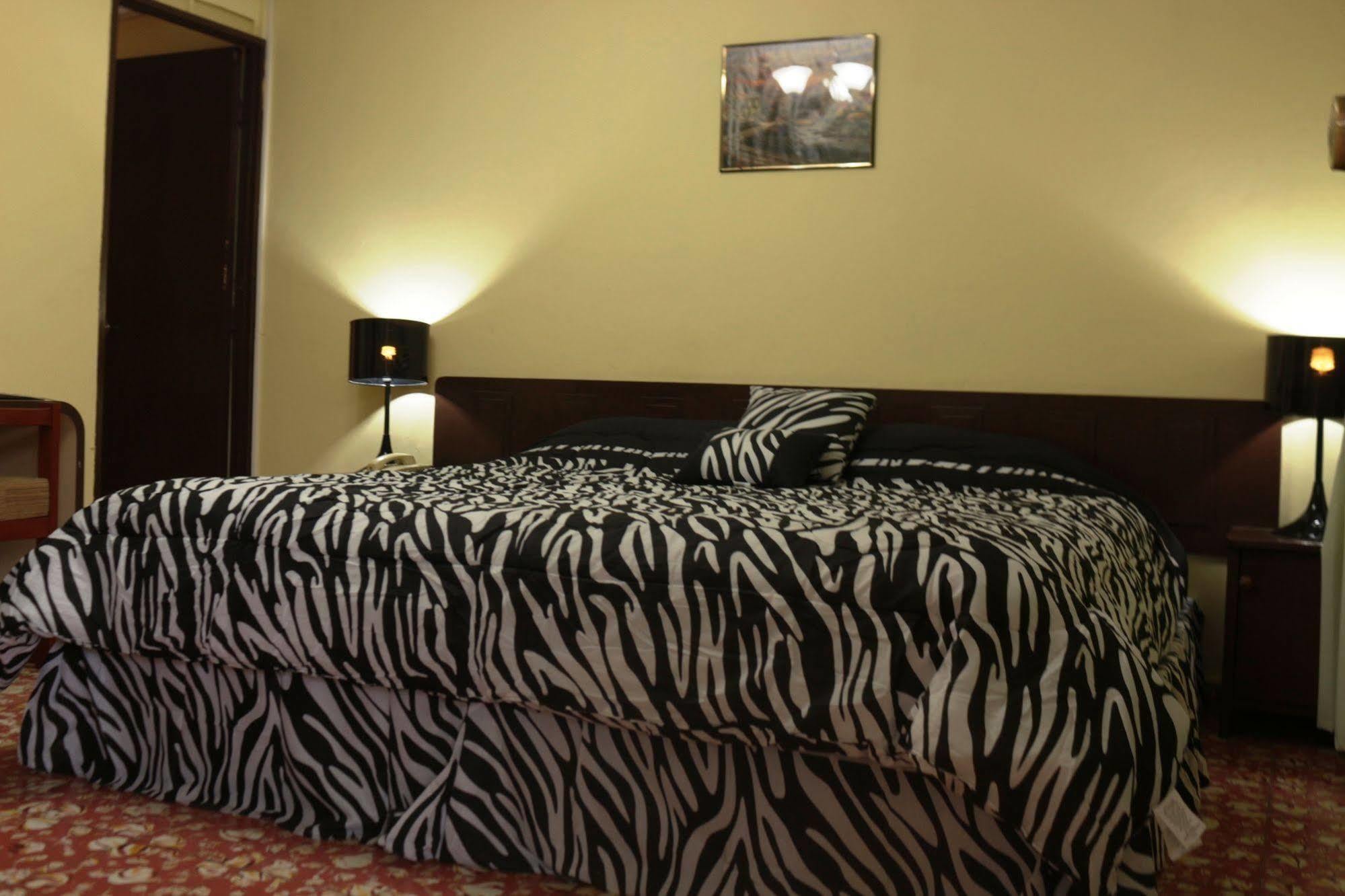 Hotel Grecia Real San Salvador Buitenkant foto